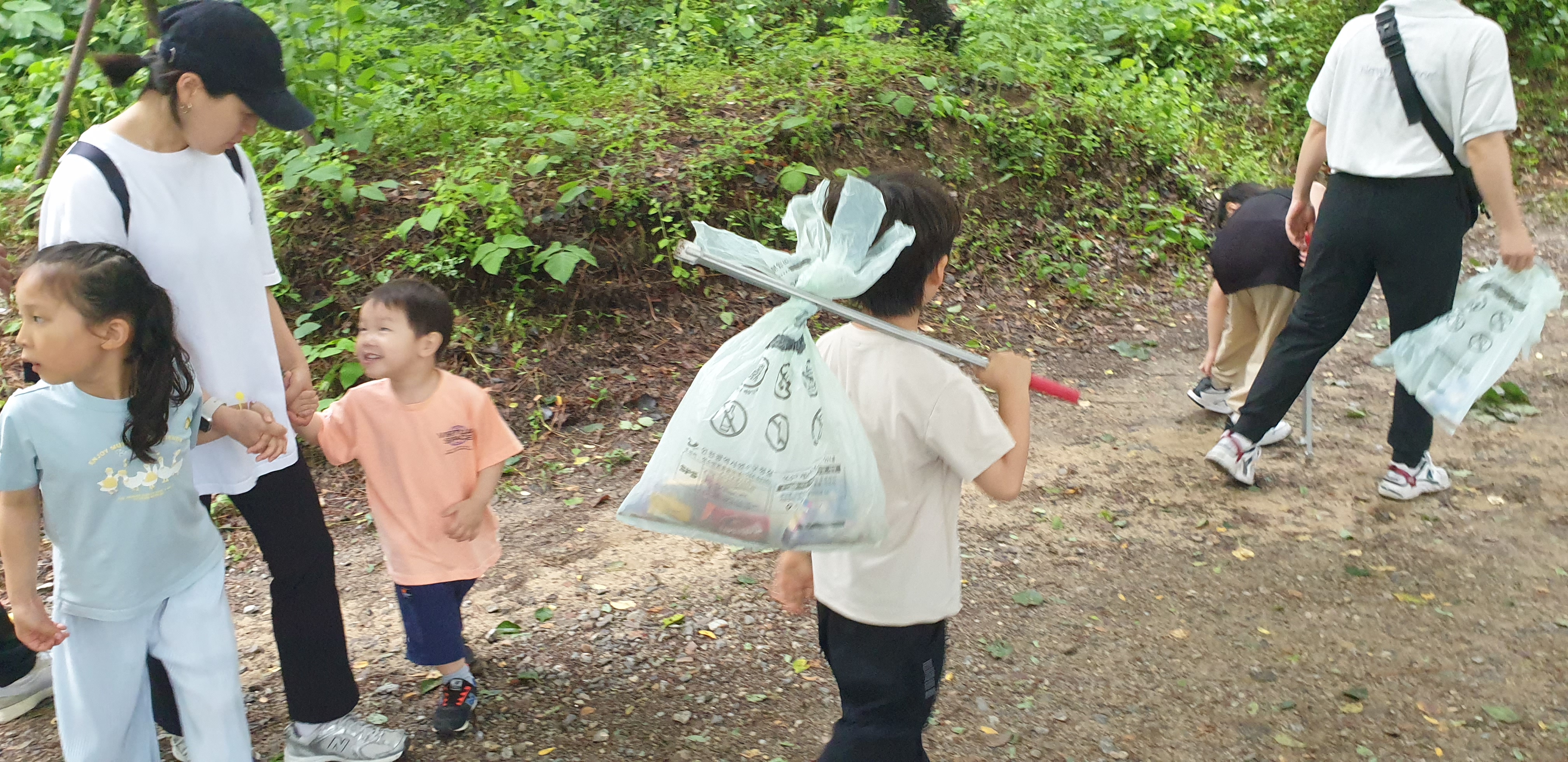 연수구 동춘1동 주민자치회는 지난달 21일 지역 환경정화와 주민 화합을 위한 봉재산 둘레길 가족 걷기 행사를 진행했다